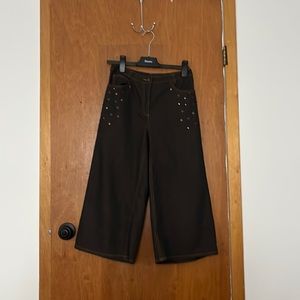 Mid-rise dark brown wide leg denim capri w/ button details